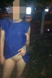 带出轨人妻到楼下大堂裸露，就穿了件短裙中空[12P]