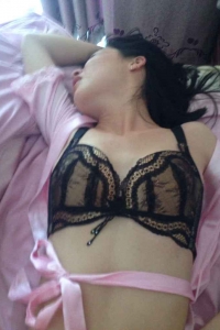 穿皮裤的小少妇[18P]