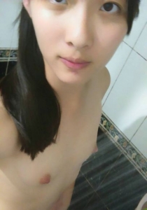 清纯可爱的妹子自拍，咪咪还没发育好呢【10p】