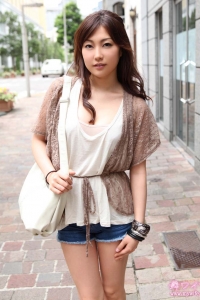 美女爬在大叔身上，用淫穴不停的摩擦，直忍着呻吟【16P】