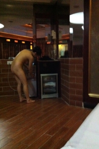 去会所包夜玩美女，深入交流后随便给拍[26P]