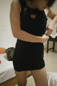 晚上休息，和旅行团女领队谈好价格约泡[12P]