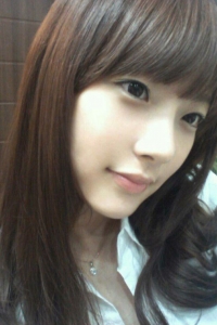 吗的，这么清纯美女就被大叔给日了，鲍鱼都是肉插得好爽[10P]