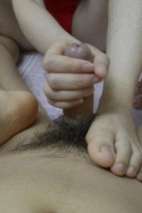 细腻白嫩的美腿，两美女帮我足交，好久没这么爽了[15P]