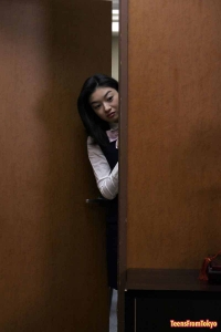 高级女秘穿着紧身衣，在办公室茶几上接受老总调教[14P]