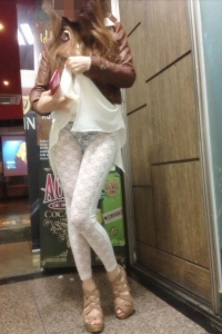 带女友上街，公共场合脱裤子露私处[11P]