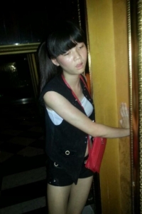 妹子出来玩得太嗨了，衣服都脱了哦，看咪咪吗？[10P]