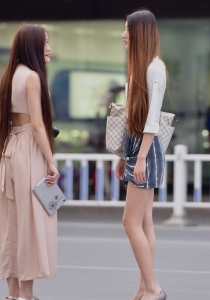 路边俩妹子想要打车