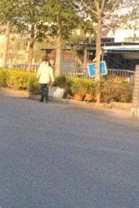 公厕所偷拍漂亮美眉
