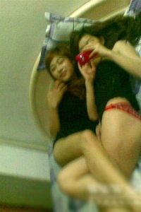 国内女生宿舍，两女一丝不挂互相欣赏[12P]