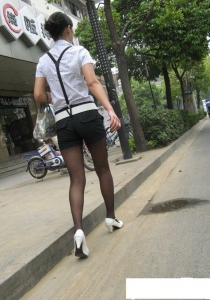 街拍黑丝骚女