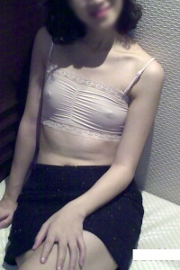 老婆光溜溜的用中指抠自己的淫穴，出水了哦[16P]