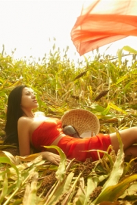 [11-07] G奶女神苏梓玲《红高粱》热辣撩人写真[14p]
