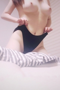 拉开衣服，这么坚挺白嫩乳房，很难遇到哦[13P]