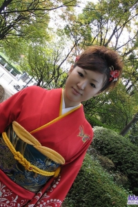 迷人的和服美女，内裤里塞着跳蛋，淫水都隐约润出来了[16P]