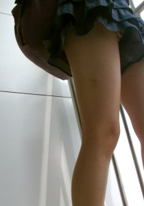 在楼梯旁边打电话的清纯学生妹