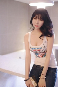 [03-05] 性感美女換了多套衣服等待網友出現[10P]