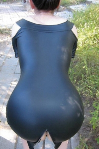 黑色皮裙，野外裸露，屁股真白透哇[11P]